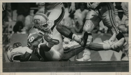 Press Photo Tennessee Player With Football Is Taken Down By Auburn Opponent- Historic Images