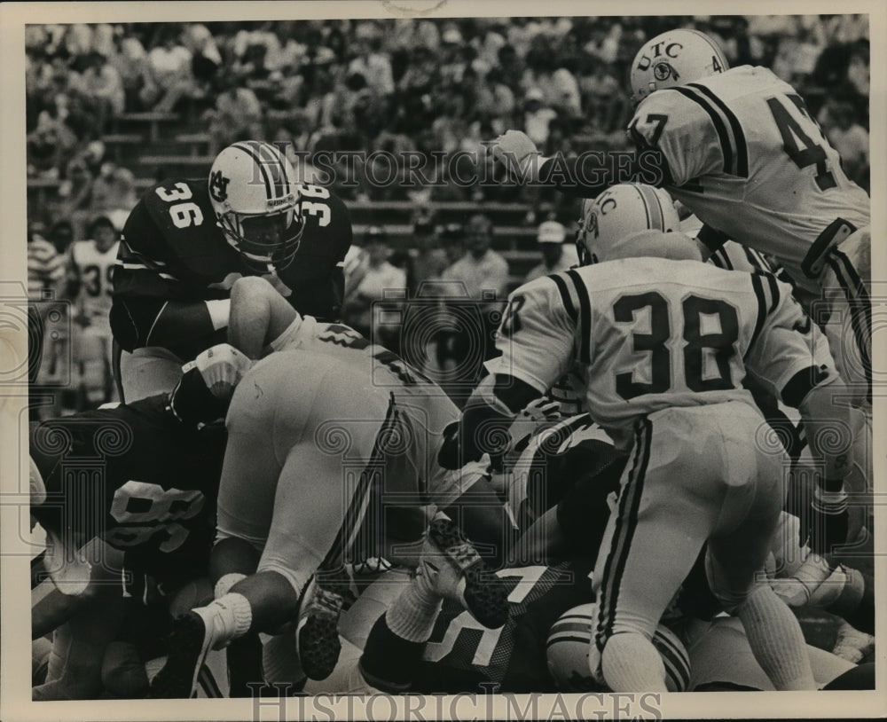 Press Photo Auburn Football's Reggie Ware Scores Versus Tennessee-Chattanooga - Historic Images