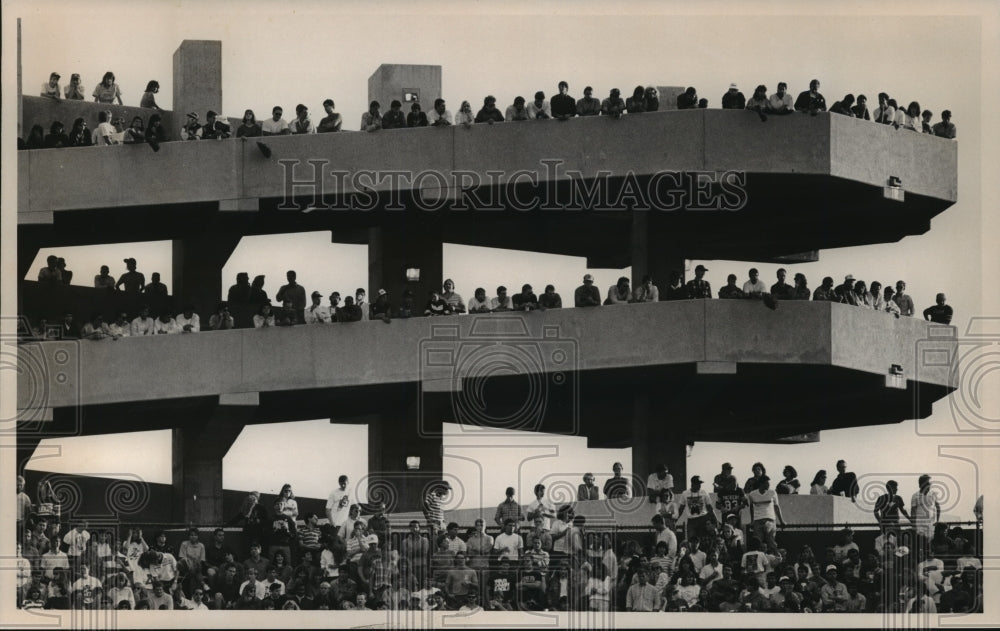 1987 Press Photo Sports Fans Watch From Above On One Of The Upper Deck Ramps - Historic Images