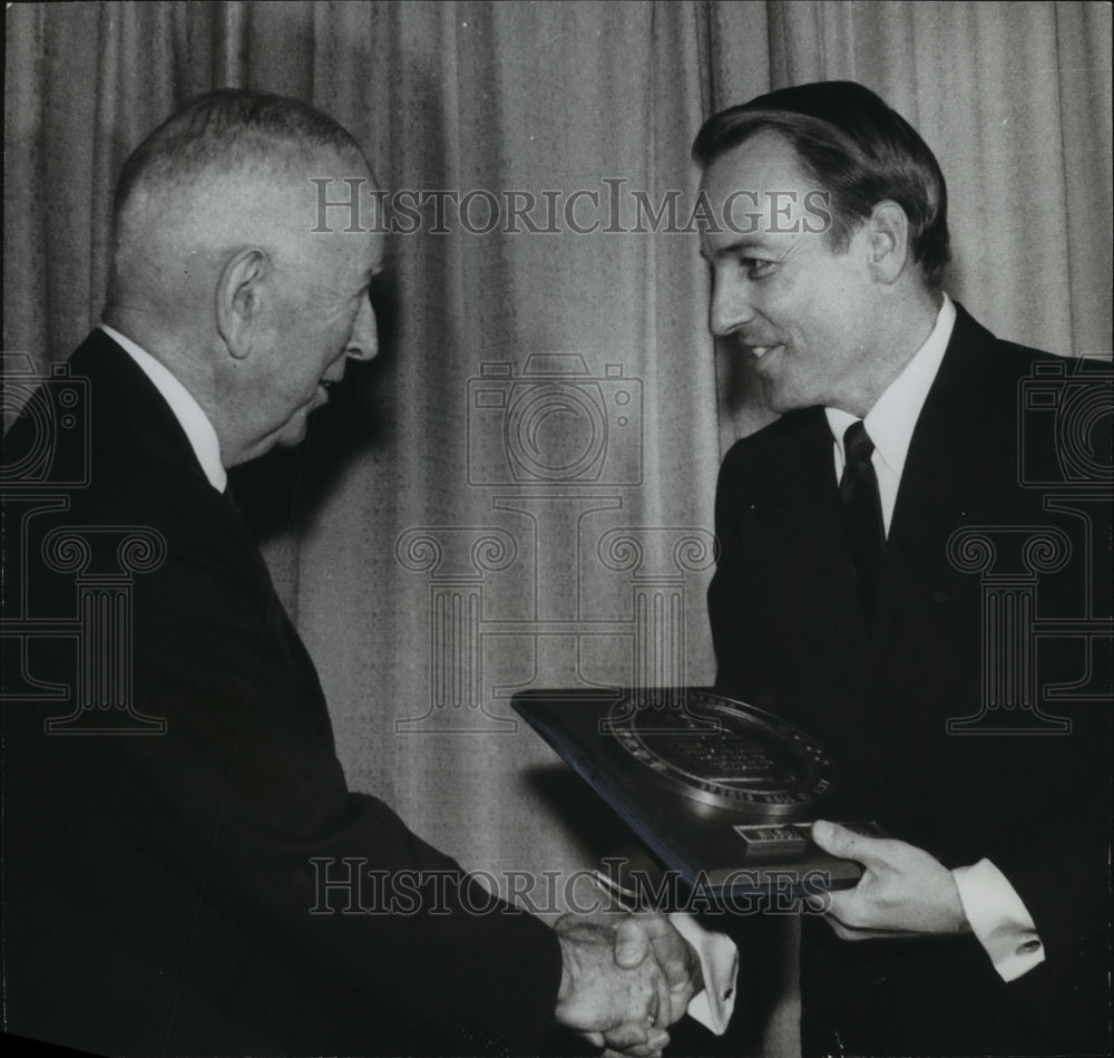 1970 Press Photo Alabama Governor Albert Brewer Awards Plaque To Wilbur Hutsell - Historic Images