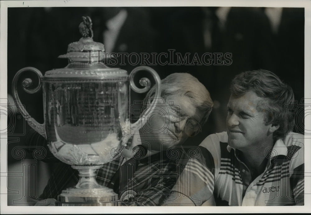 1990 Press Photo Wayne Grady And Pat Rielly Look At Championship Golf Trophy - Historic Images