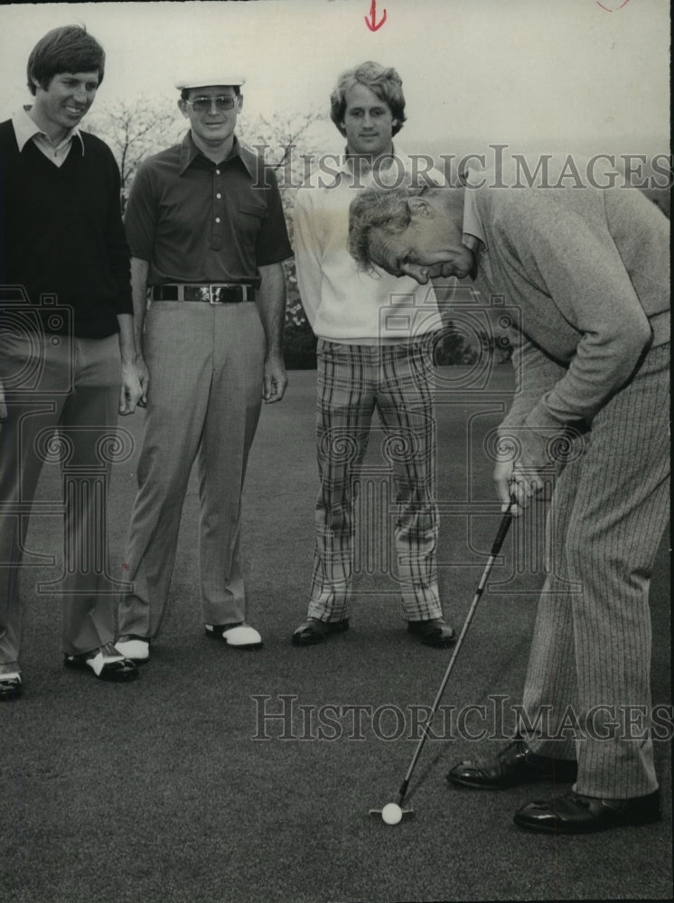 1976 Press Photo Phil Hancock And Other Golfers Watch Bob Lowry On Putting Green - Historic Images