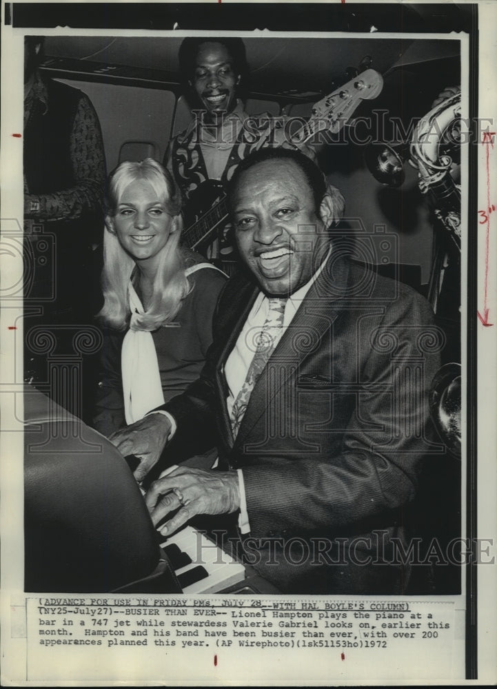 1972 Press Photo Lionel Hampton Plays Piano On 747, Stewardess Valerie Gabriel - Historic Images