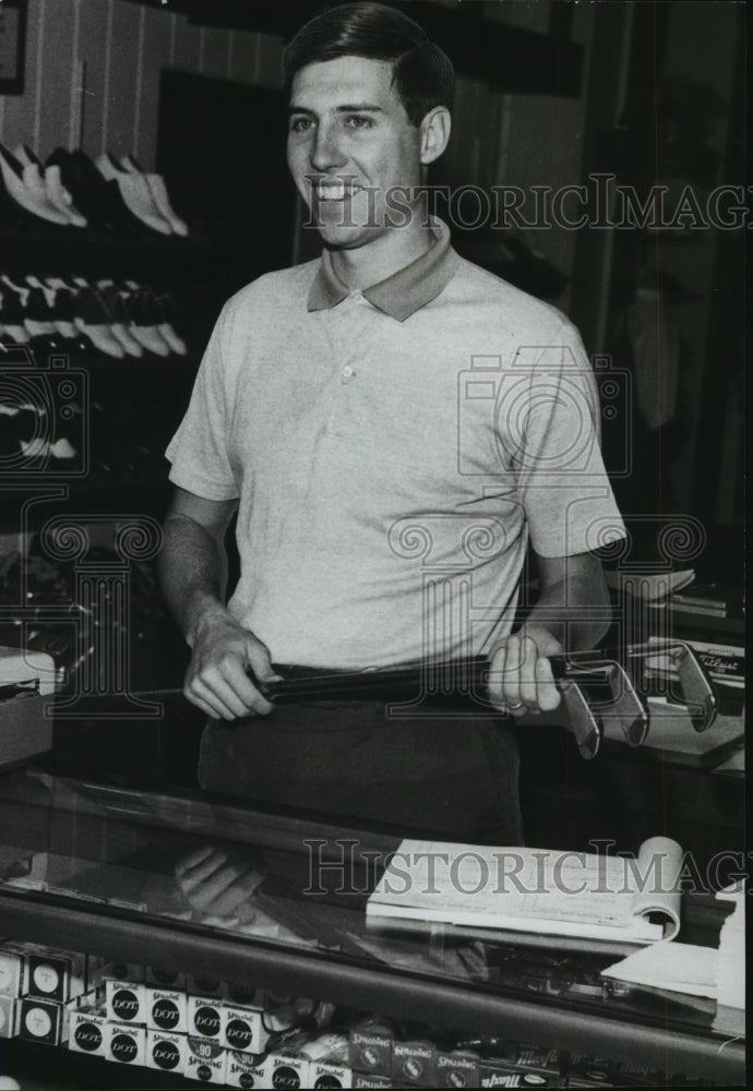 1968 Press Photo Birmingham Country Club Assistant Golf Professional John Lyles - Historic Images