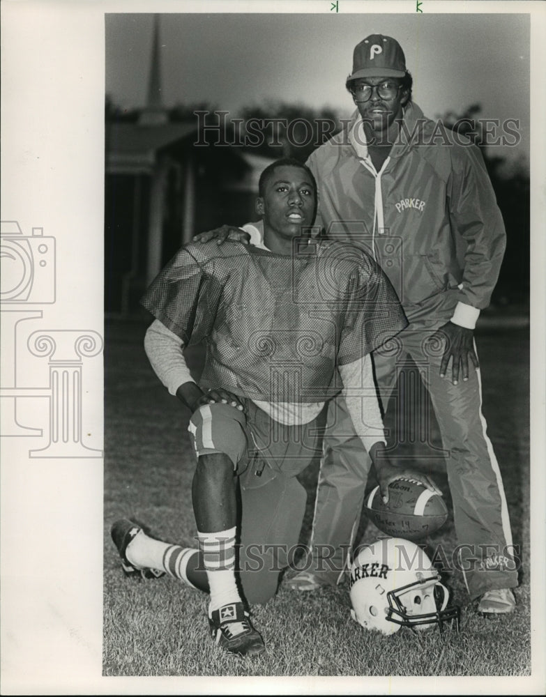 1985 Press Photo Parker High Football&#39;s Carlos Williams And Cecil Leonard - Historic Images