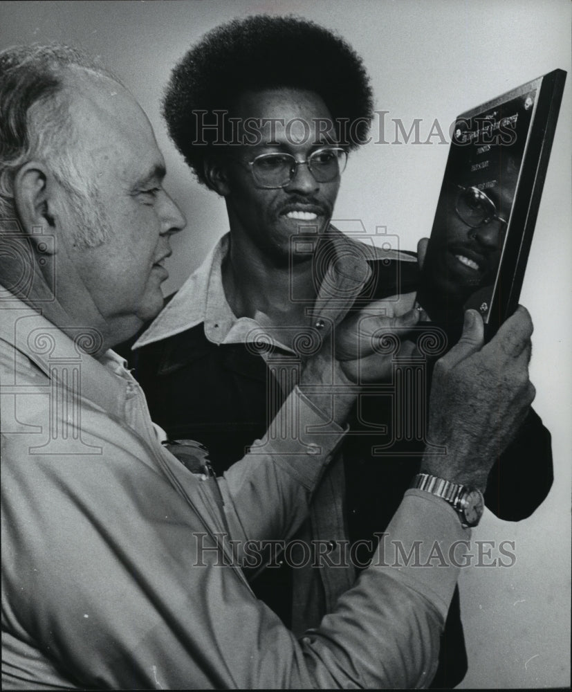 1976 Press Photo Harrell Curl and Prep Football Coach-Of -The-Year Cecil Leonard - Historic Images