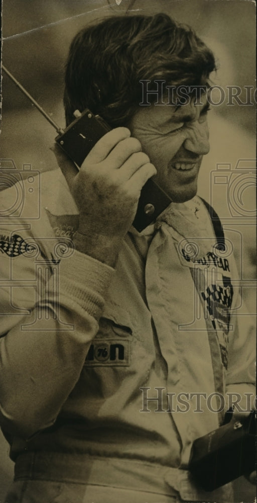 1974 Press Photo Car Racing Driver Bobby Allison Tries Out A Two-Way Radio - Historic Images