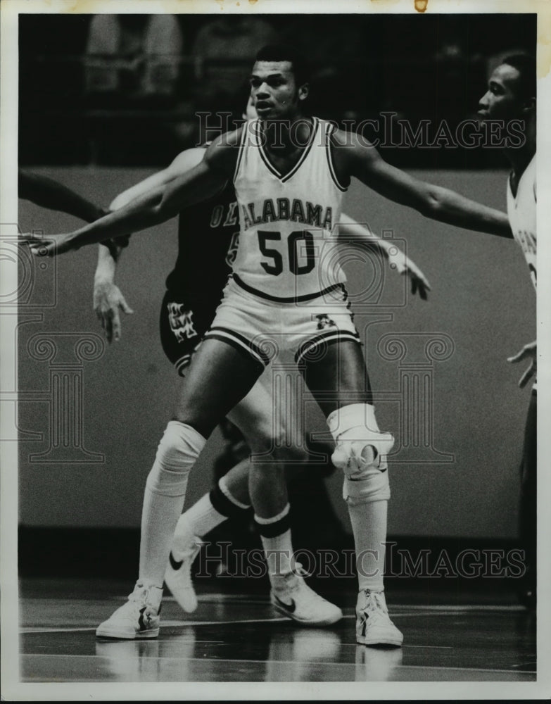 1982 Press Photo Alabama Basketball Center Phillip Lockett Has Knee Protection - Historic Images