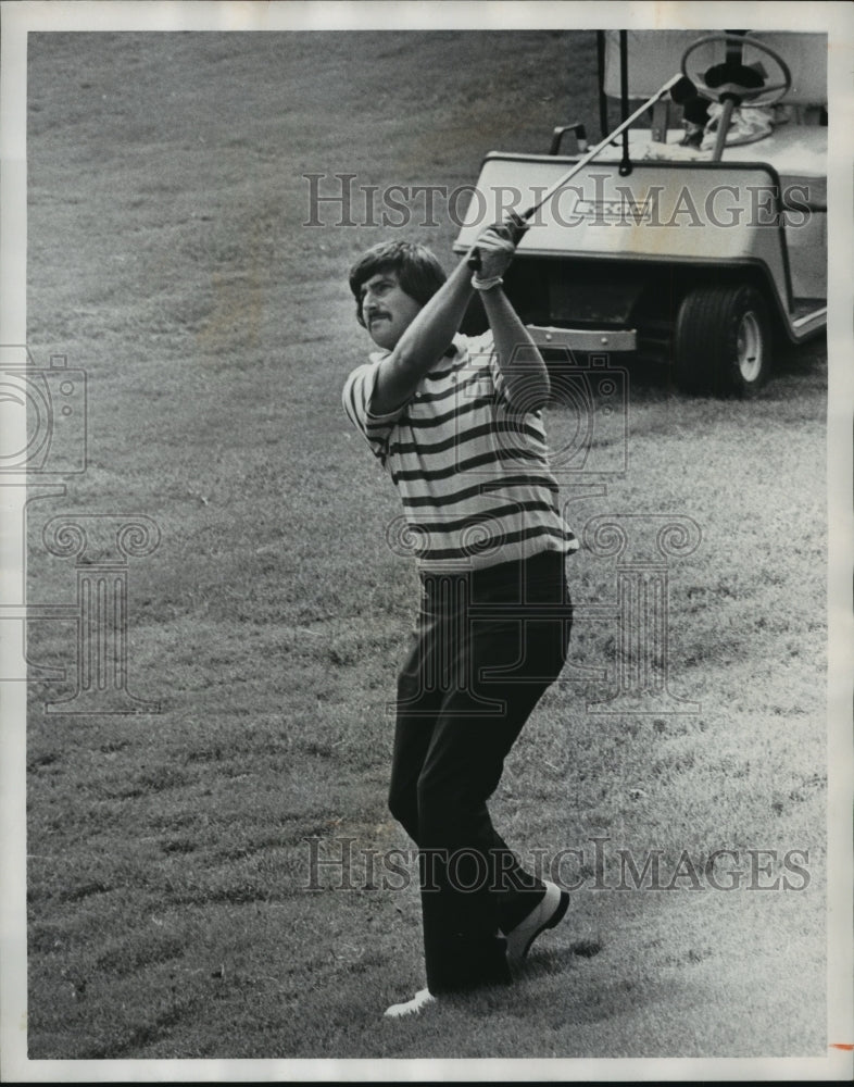 1977 Press Photo Birmingham Golfer Charles Krenkel Hits A Shot From Fairway - Historic Images