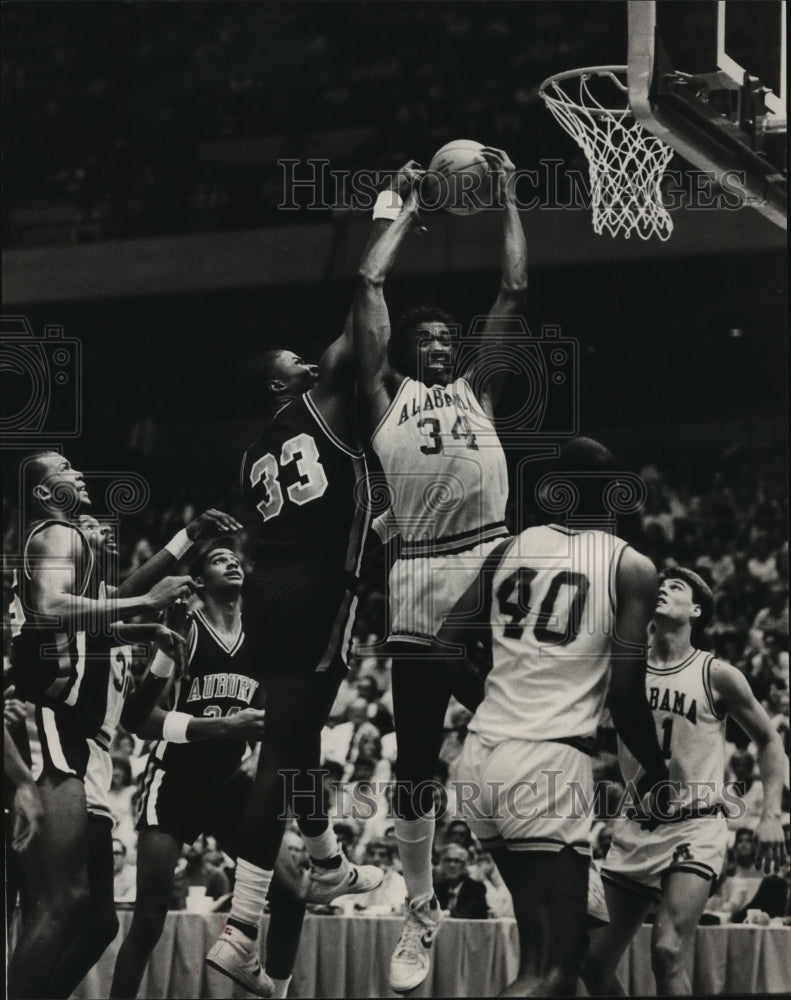 1985 Press Photo Alabama&#39;s Hurt Tries To Shoot Basketball Over Auburn&#39;s Holland - Historic Images