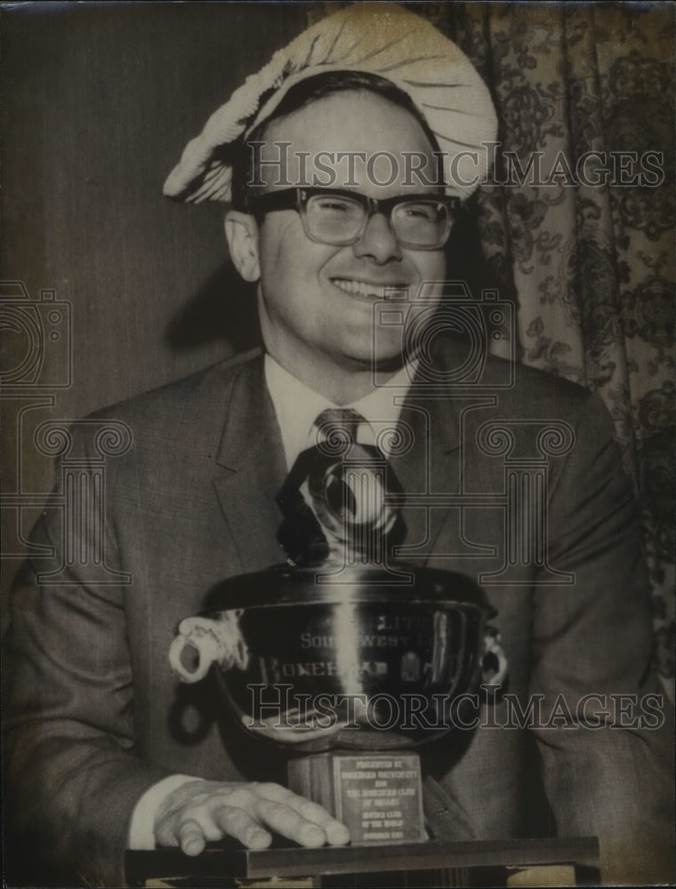 1970 Press Photo Professional Football Owner Lamar Hunt And &quot;Bonehead&quot; Trophy - Historic Images