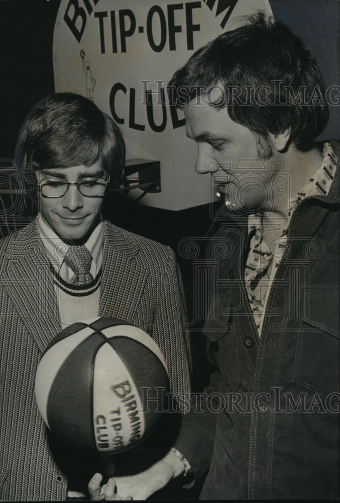 1974 Press Photo Tom Fuller, Former Basketball Star Rod Hundley At Civic Center - Historic Images