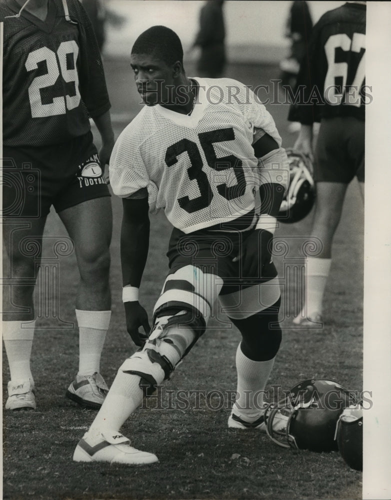 1985 Press Photo Alabama Football Player Kerry Goode Practicing With Brace - Historic Images