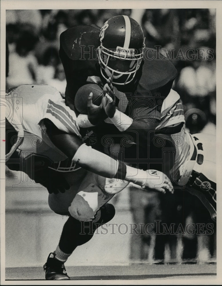 1990 Press Photo Alabama Football&#39;s Robert Jones Hit By Two Florida Tacklers - Historic Images