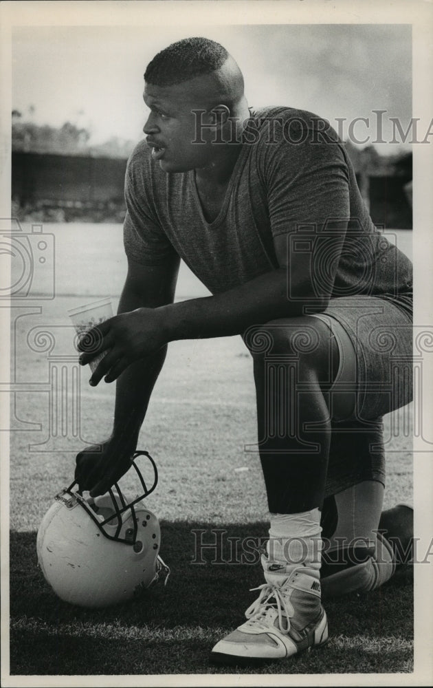 1988 Press Photo Auburn Freshman Football Lineman Ed King Takes A Practice Break- Historic Images