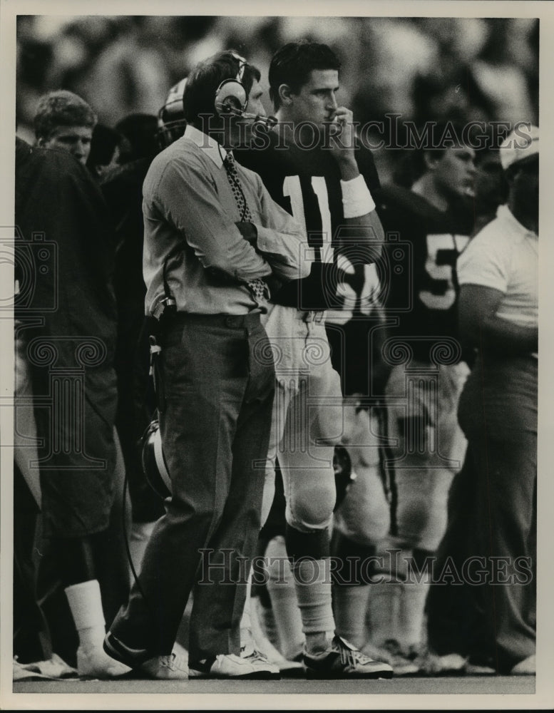 1986 Press Photo Alabama Football&#39;s Perkins And Quarterback Shula Confer - Historic Images