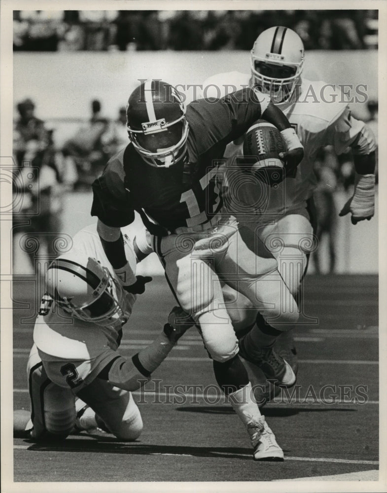 1986 Press Photo Alabama&#39;s Richardson Runs With Football From Vanderbilt&#39;s Baker - Historic Images