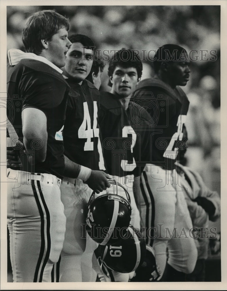1986 Press Photo Alabama Football Players On Sidelines Near End Of The Game- Historic Images