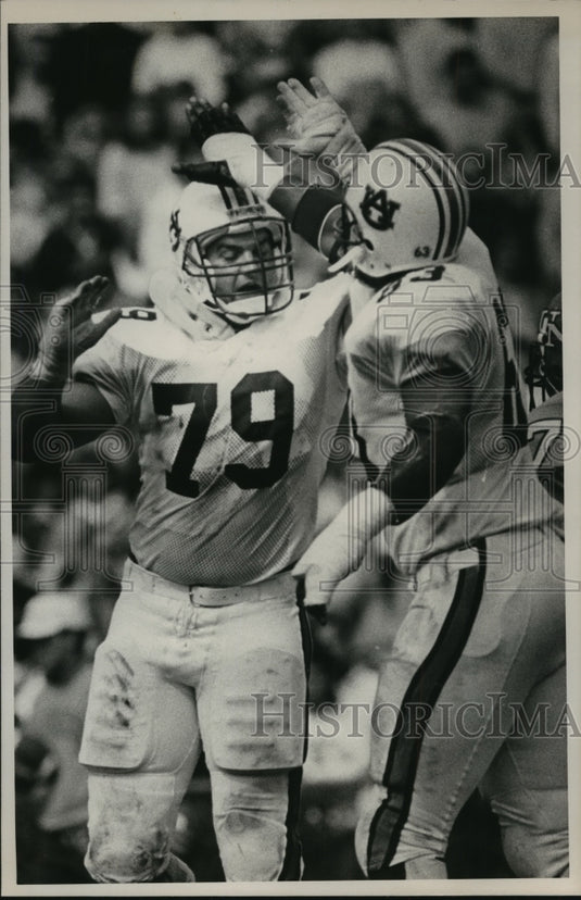 1987 Press Photo Auburn Football Players Celebrate In Win Versus North Carolina - Historic Images
