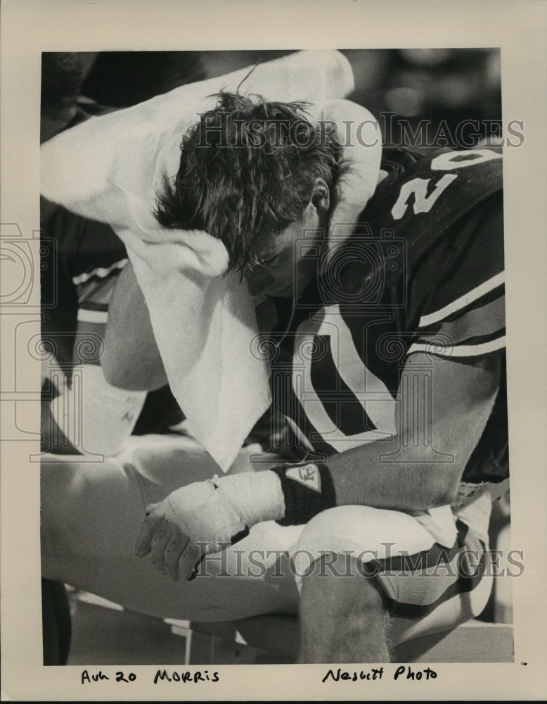 1986 Press Photo Auburn University Football Player Morris Wipes Head On Sideline - Historic Images