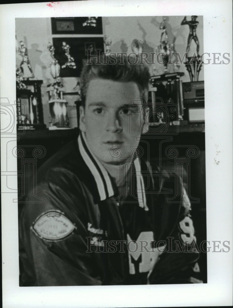 1988 Press Photo Auburn University Football Player Richard Shea In Trophy Room - Historic Images