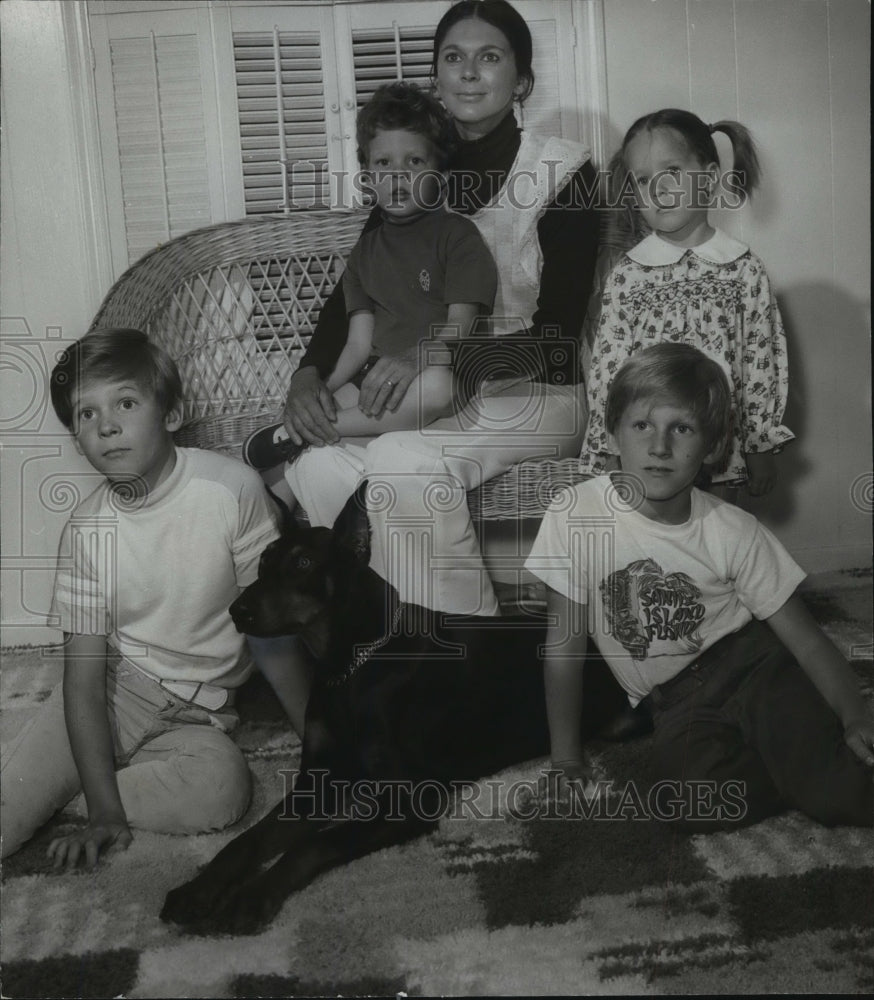 1974 Press Photo Birmingham American Football Team Coach&#39;s Family Portrait - Historic Images