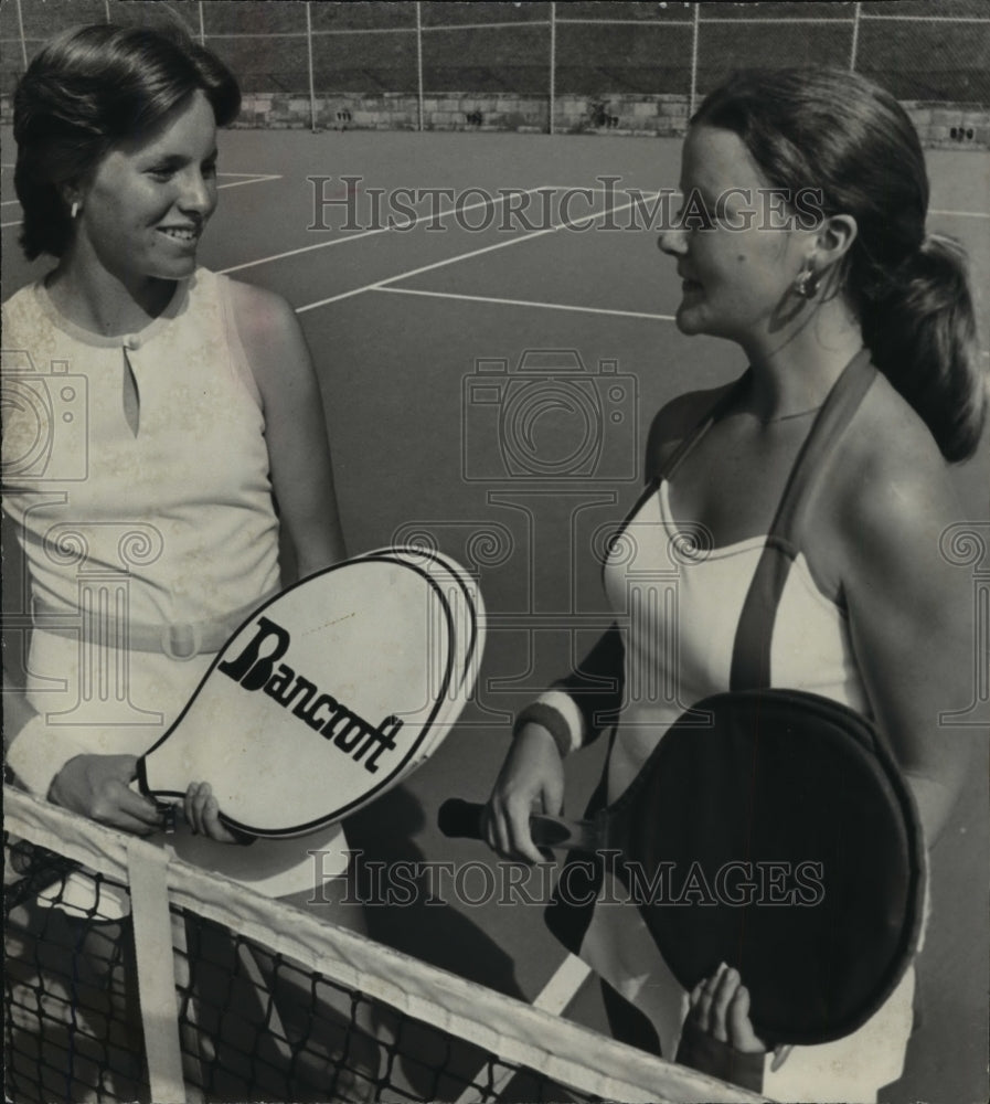 1977 Press Photo Alabama Ladies&#39; Tennis Champion Hewett And Runner-Up McMurray - Historic Images