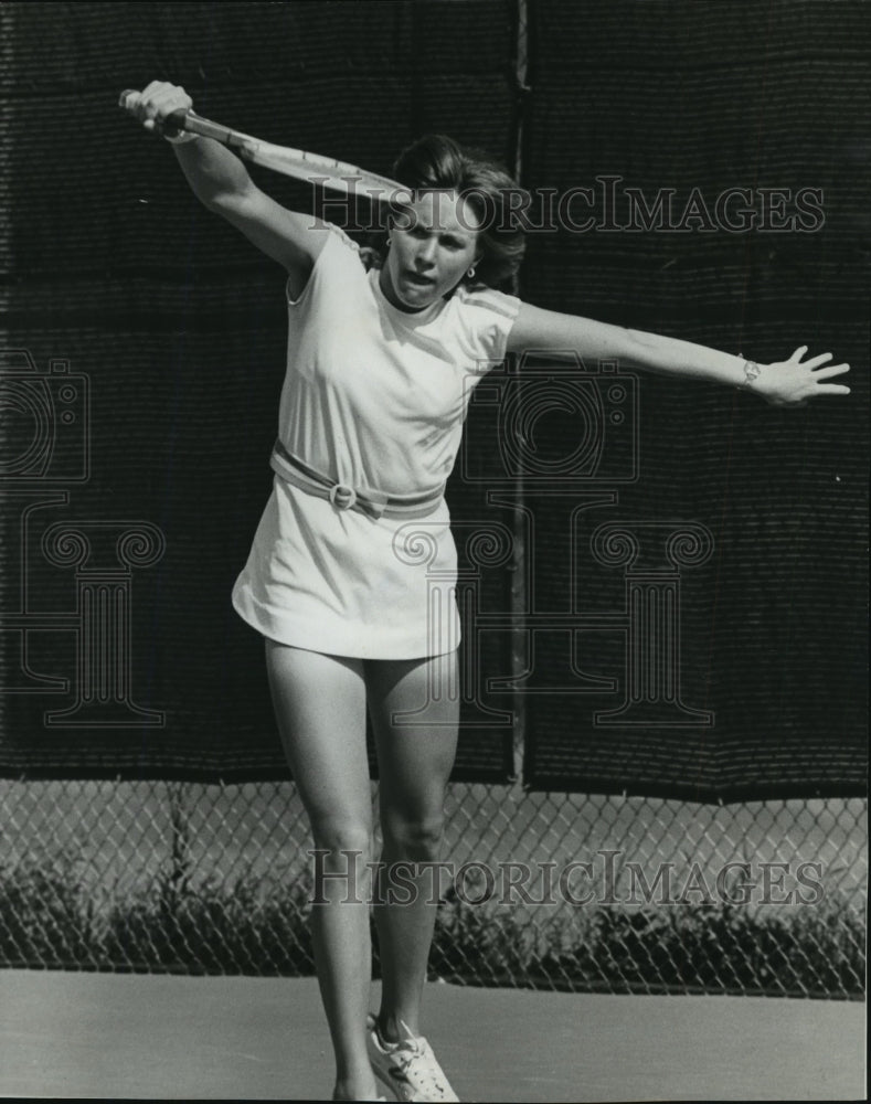 1977 Press Photo Alabama Tennis Player Leslie Hewett Returns Ball In Match Win - Historic Images