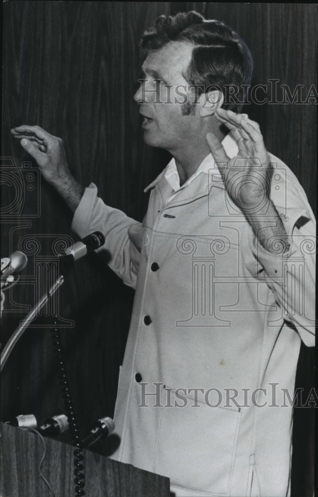 1975 Press Photo Birmingham Vulcans Football General Manager Jack Gotta Speaking - Historic Images