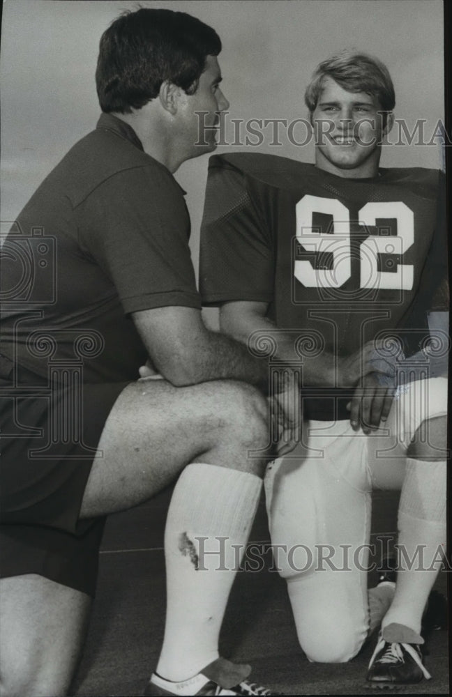 1978 Press Photo Alabama Football Receiver Rickey Gilliland, Coach Jeff Rouzie - Historic Images