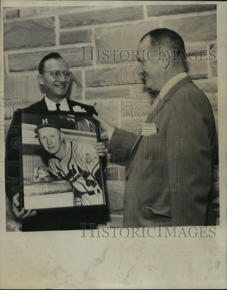 1959 Press Photo Baseball Executive Eddie Glennon And Milwaukee Brave Portrait - Historic Images