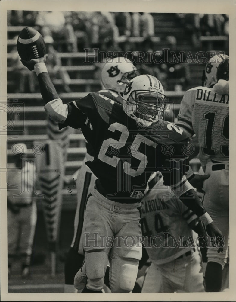 1986 Press Photo Auburn Football&#39;s Tim Jessie Celebrates Against East Carolina - Historic Images