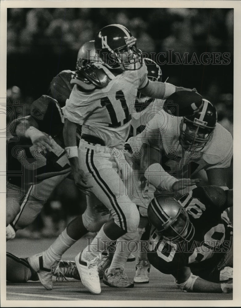 1986 Press Photo Alabama Football&#39;s Mike Shula Runs As Wes Neighbors Blocks - Historic Images