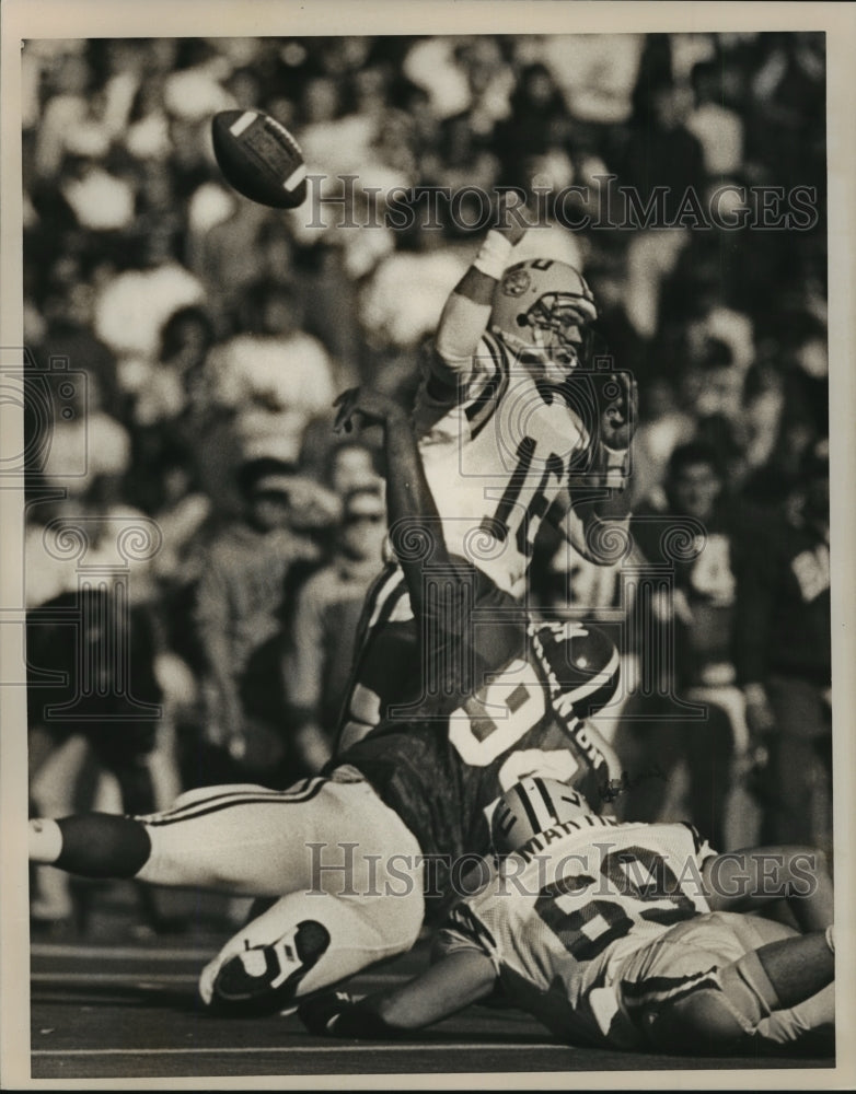 1990 Press Photo Louisiana State&#39;s Loup Football Knocked By Alabama&#39;s Thornton - Historic Images