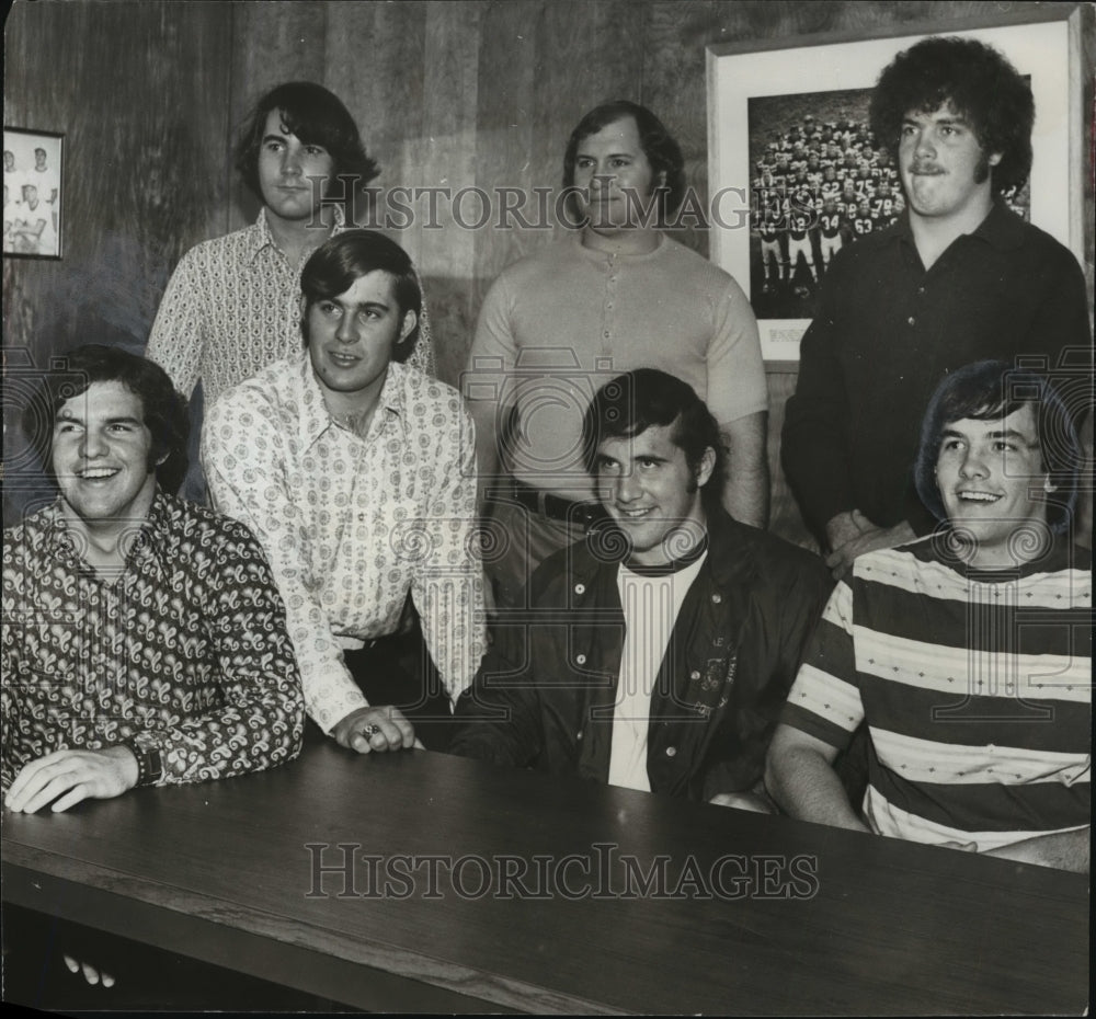 1972 Press Photo Samford University Football Offensive Line Gather For Pictures - Historic Images