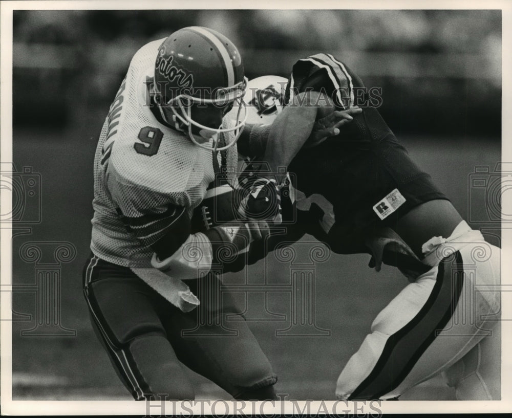 1985 Press Photo Auburn Football Player Tries To Tackle Florida Ball Carrier - Historic Images