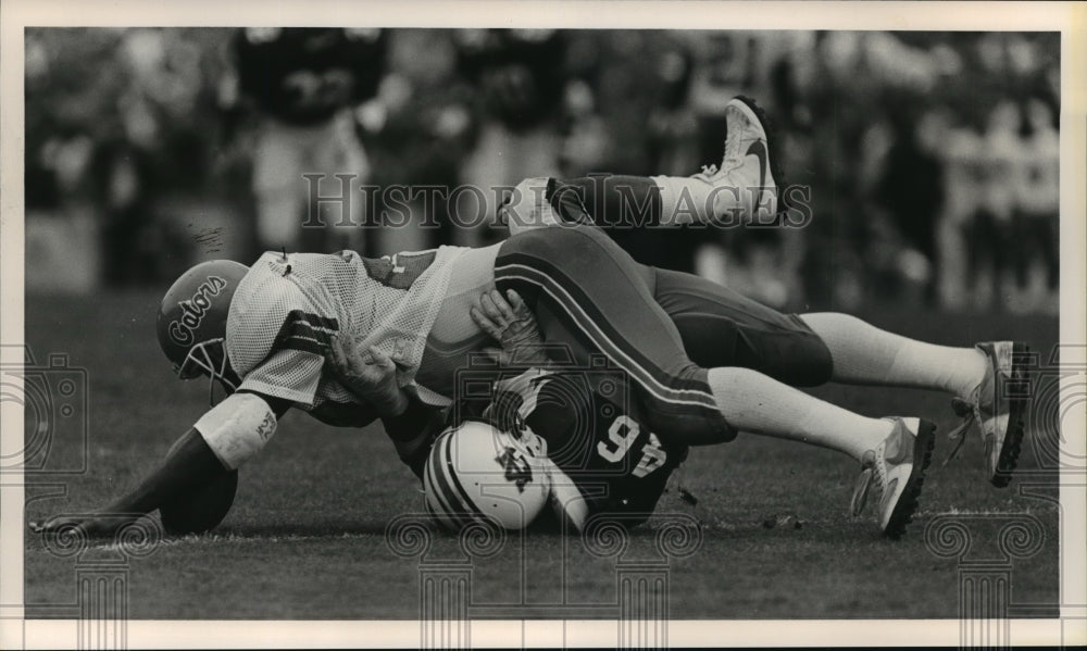 1985 Press Photo Florida Player Lands On Auburn Player During Football Game - Historic Images