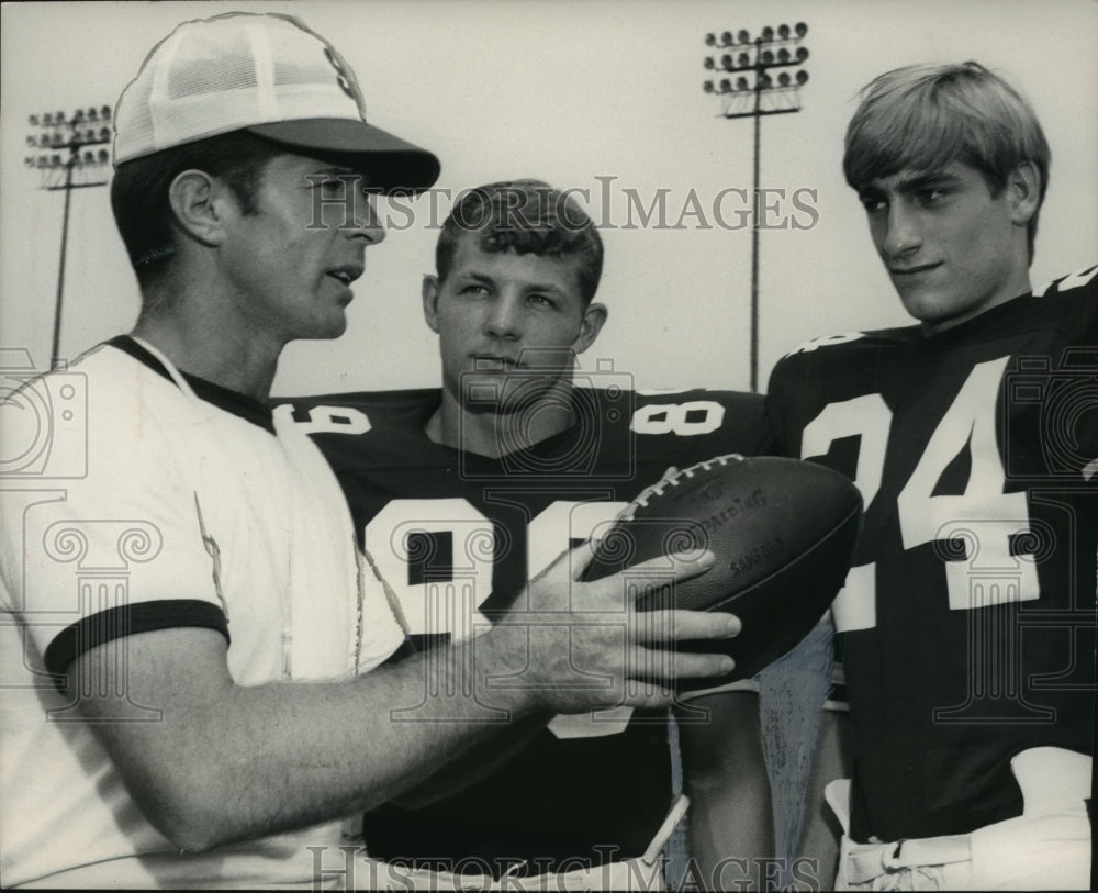 1970 Press Photo Samford Football Coach Wayne Grubb And Players Barton, Taylor- Historic Images