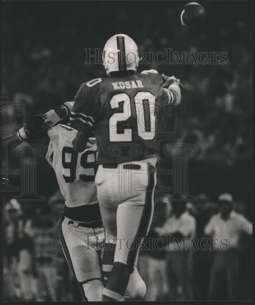 1984 Press Photo Auburn&#39;s Bernie Kosar Passes Football Over Defender Nate Hill- Historic Images