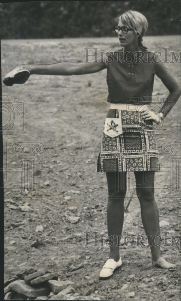 1972 Press Photo Birmingham Centennial Classic Golfer Carol Mann Holds Wet Shoe - Historic Images