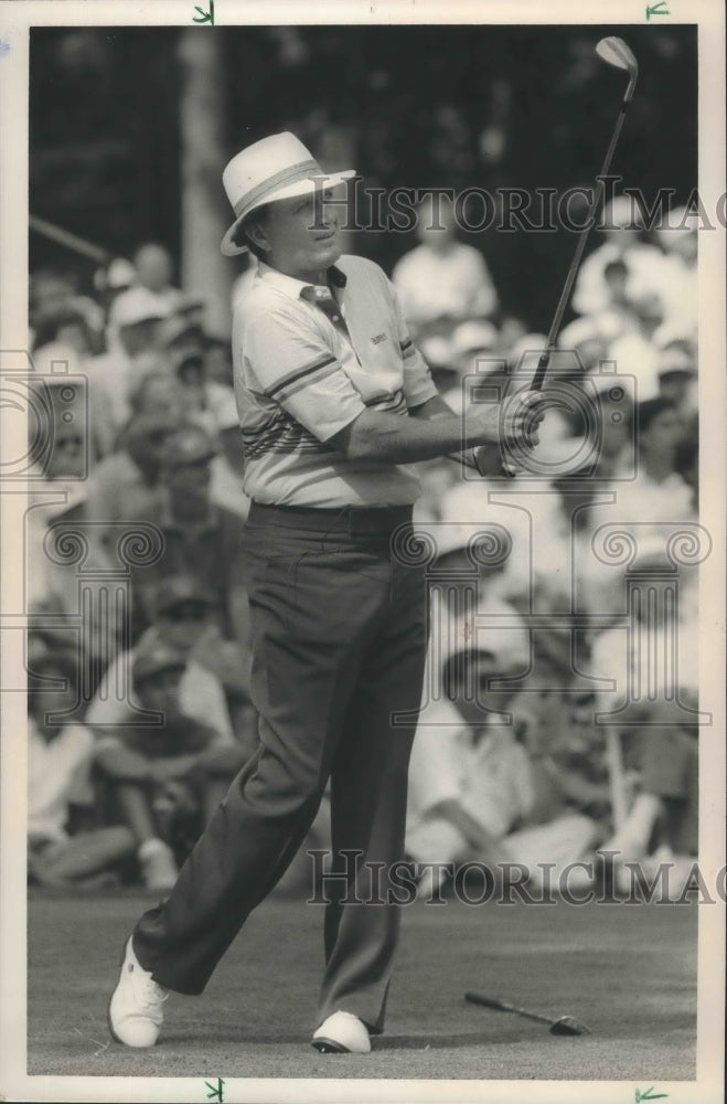1990 Press Photo Professional Golfer Raymond Floyd Practices Before The Gallery - Historic Images