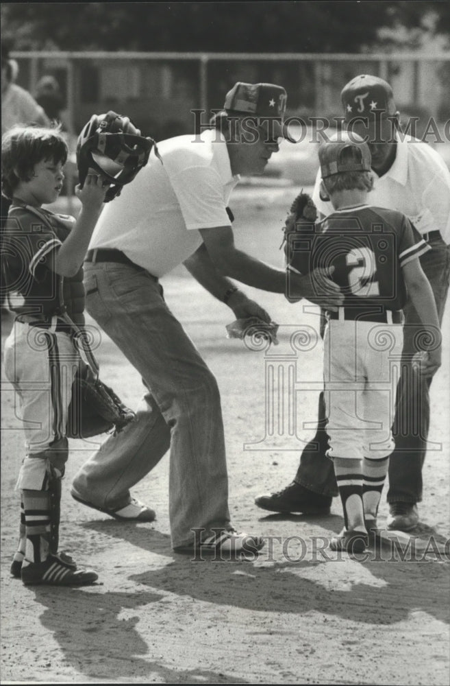 1980 Press Photo Tarrant Pee-Wee Baseball Coaches And Players Meet On Mound - Historic Images