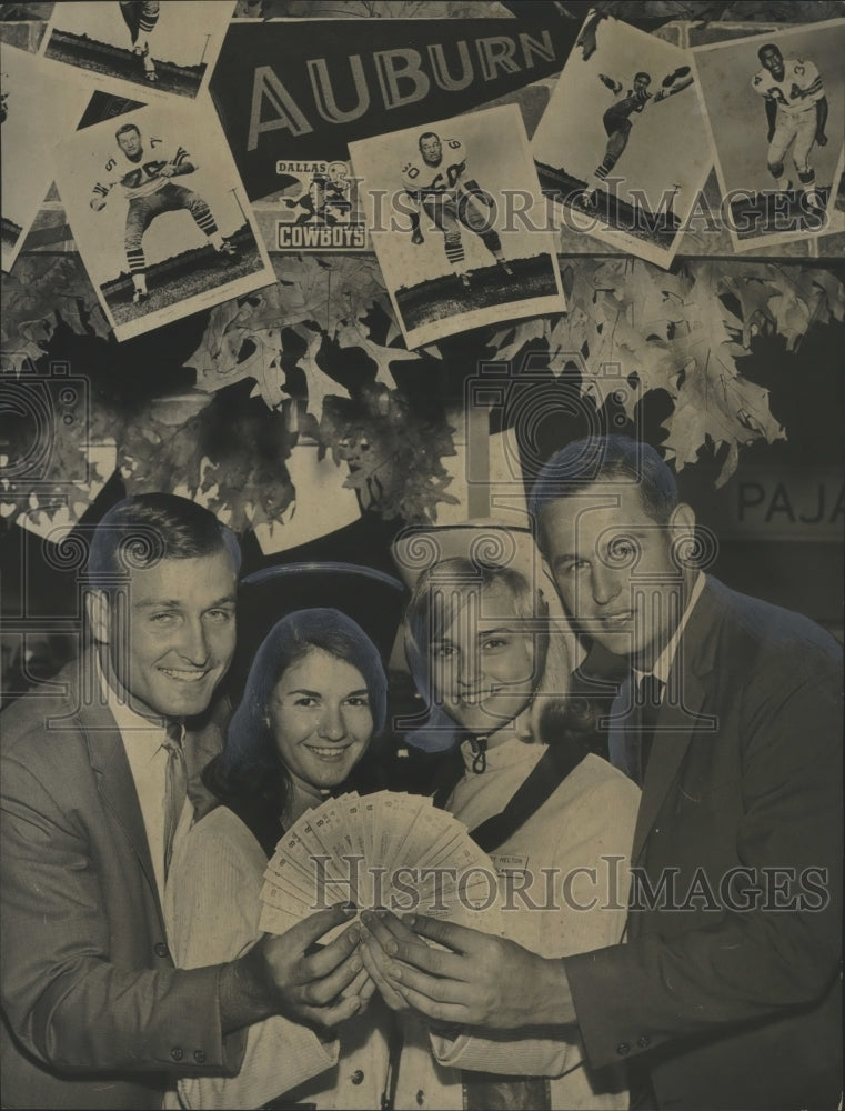 1965 Press Photo Football Players Rose, Scott And Alabama Ladies Scott, Helton- Historic Images