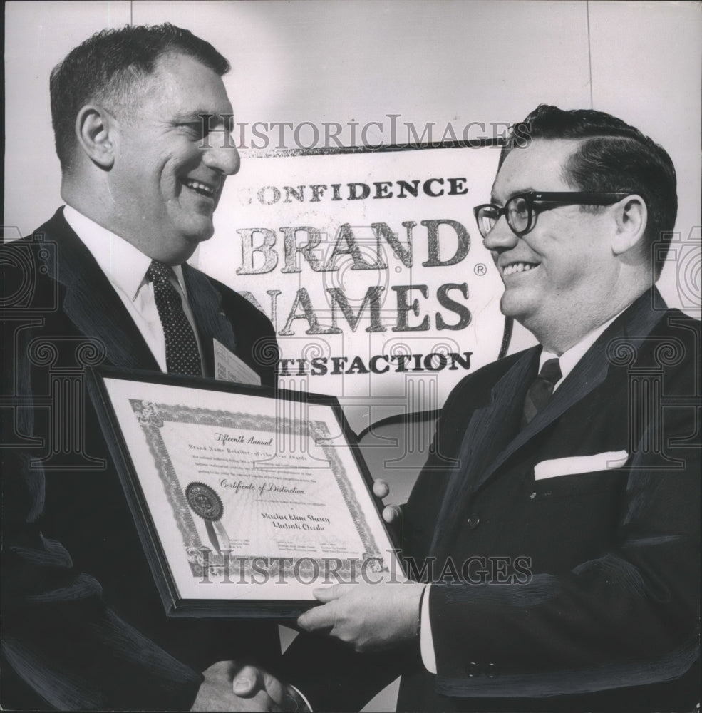 1963 Press Photo Businessman Fred Sington Recognized By Jack Sparks Of Whirlpool - Historic Images