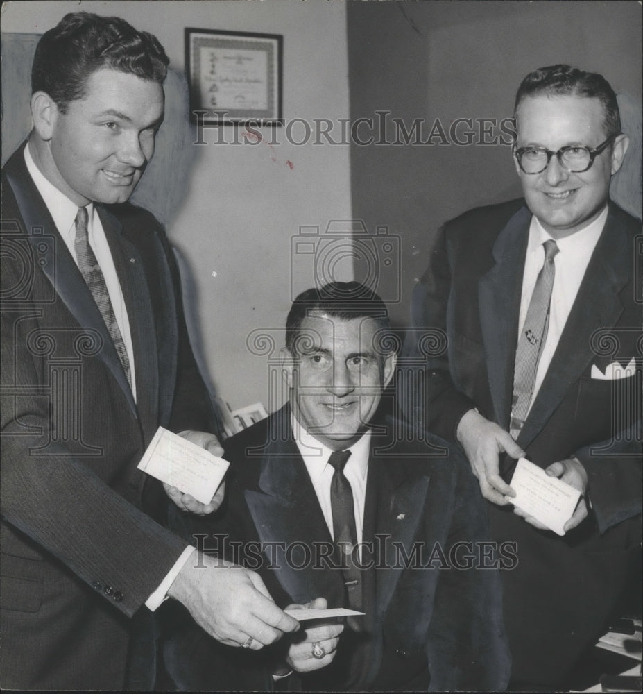 1958 Press Photo Sington Buys First Banquet Ticket From Bailey And Stanley- Historic Images