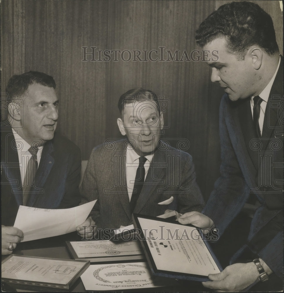 1961 Press Photo Fred Sington, Roy D. Hickman And Cecil McGlohan Review Awards - Historic Images