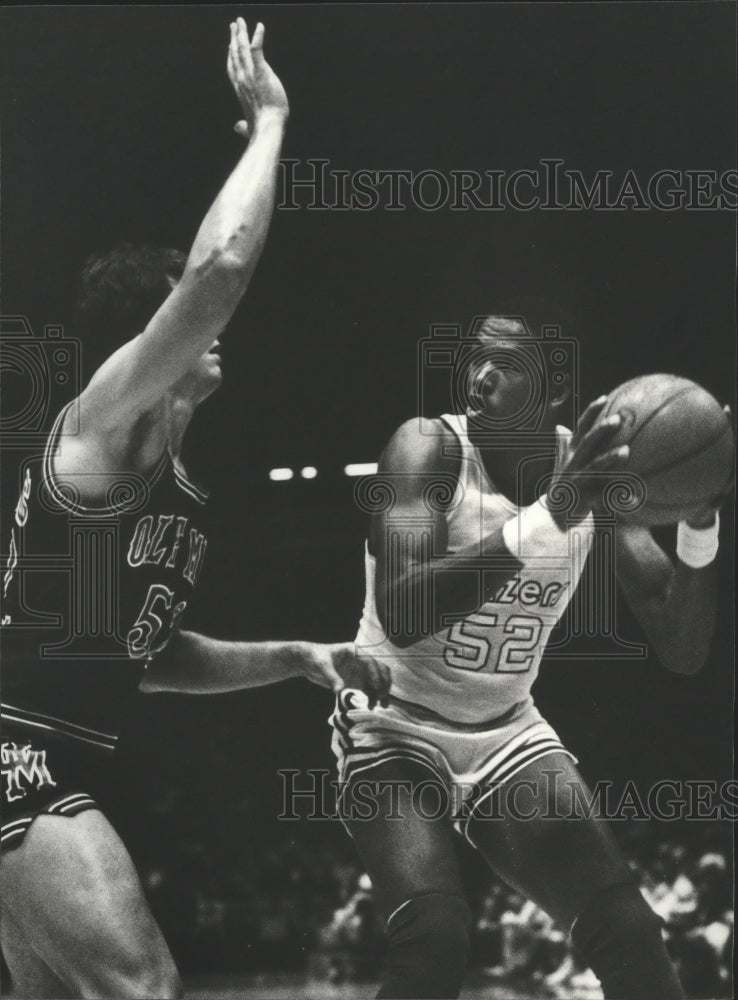 1981 Press Photo Alabama-Birmingham&#39;s Speer, Mississippi&#39;s Stieg In Basketball - Historic Images