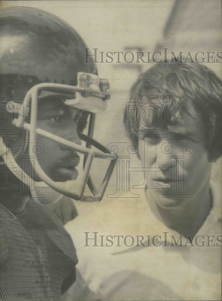 1975 Press Photo Texas Tech Football Sloan And Tampa Quarterback Solomon - Historic Images