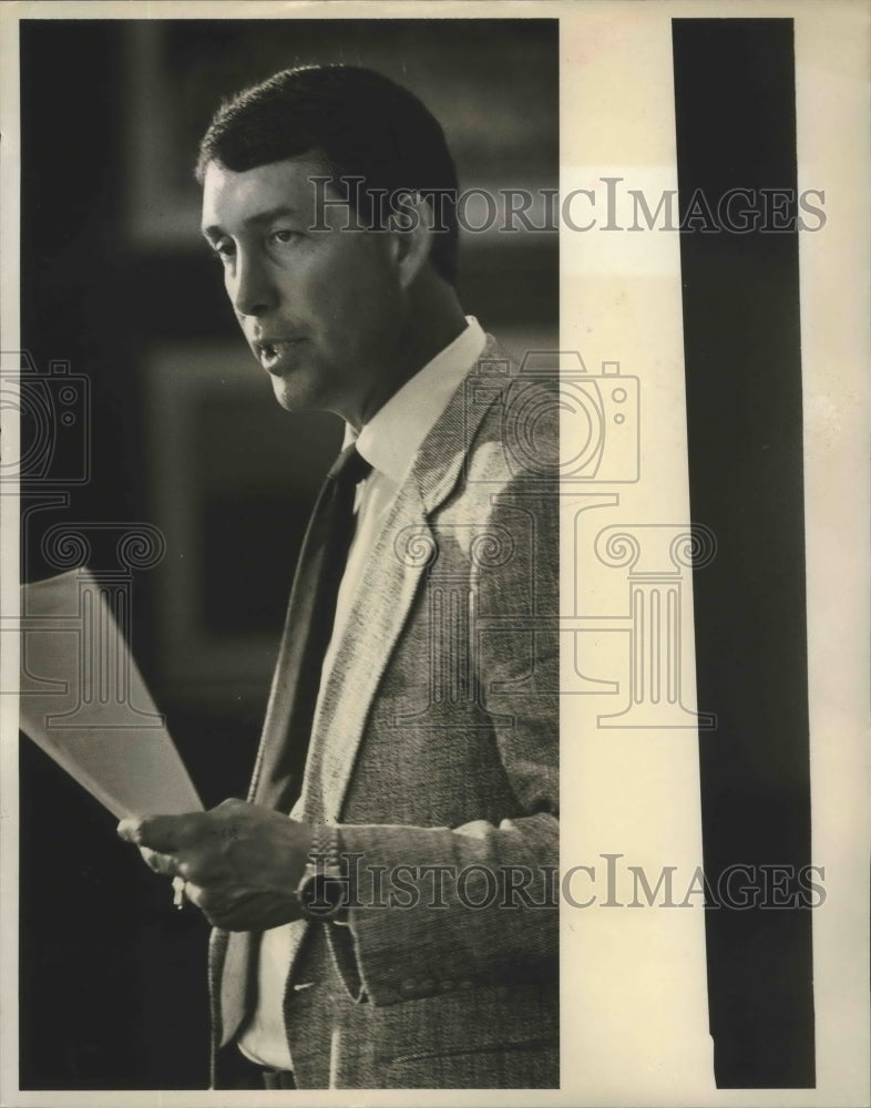 1989 Press Photo University Of Alabama Athletic Director Steve Sloan Speaking - Historic Images