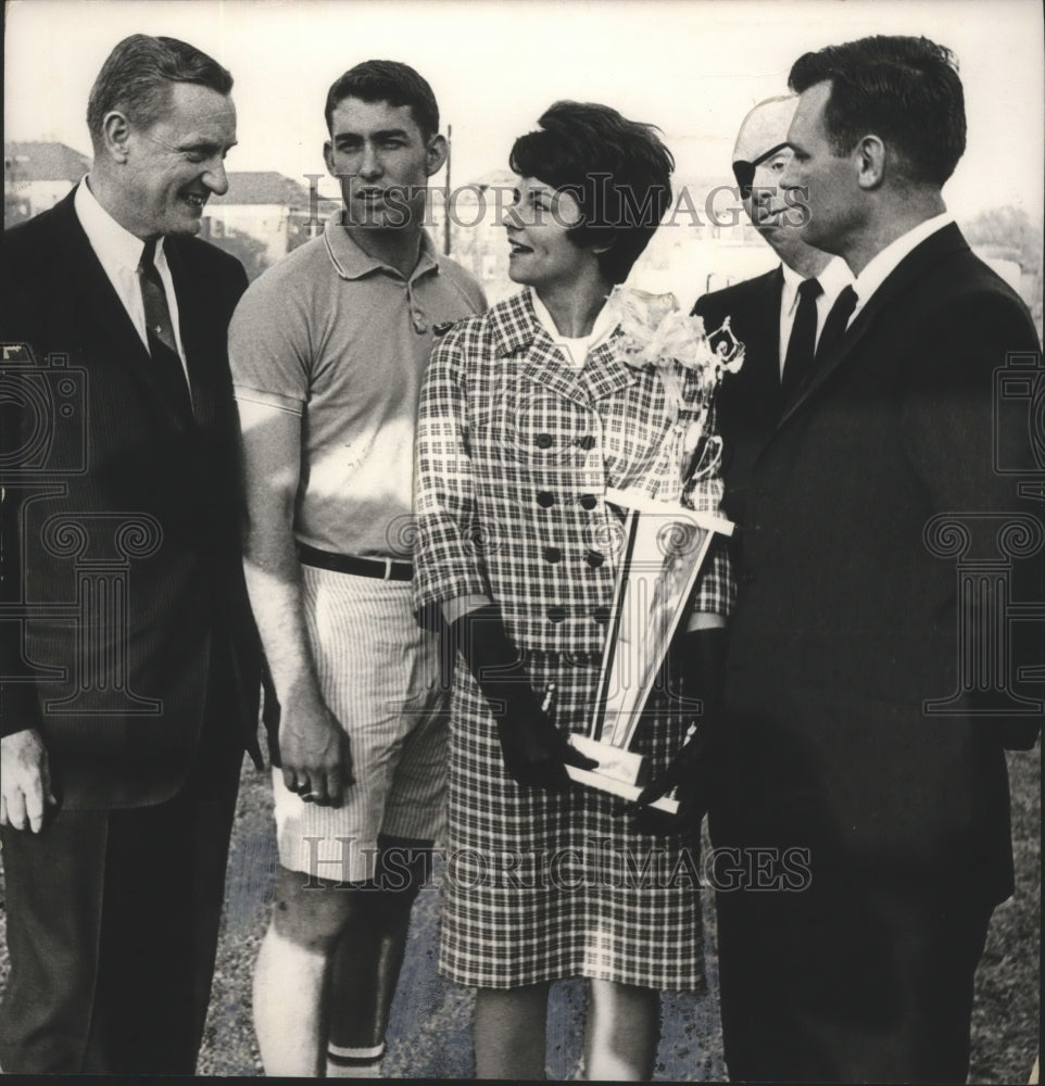 1966 Press Photo Politicians, Football Player Steve Sloan On &quot;Miss Bama Day&quot; - Historic Images